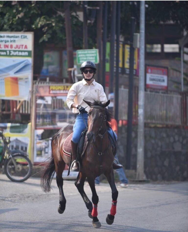 Bella Agustina: Menemukan Keseimbangan dari Punggung Kuda