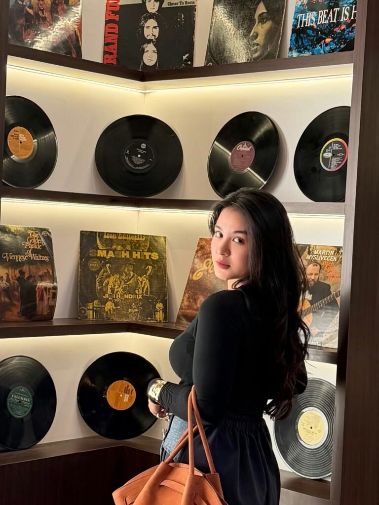 Zelfi Blezynsky: Menebar Kebaikan dan Menginspirasi Lewat Karya